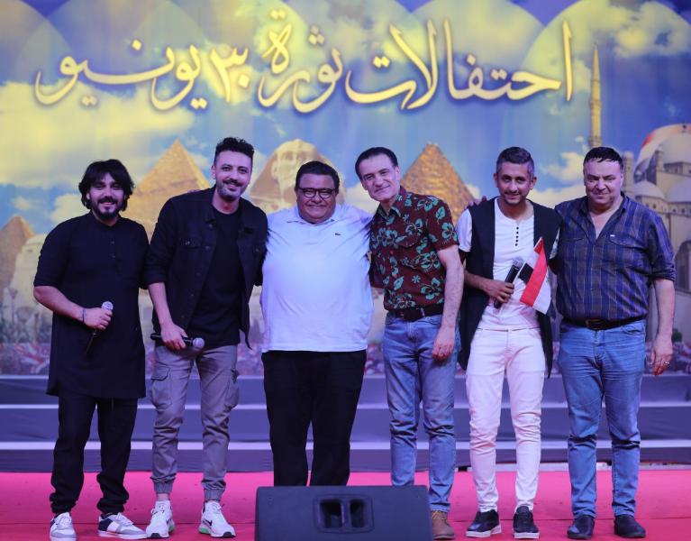 المخرج خالد جلال مع فريق شباب لايف 