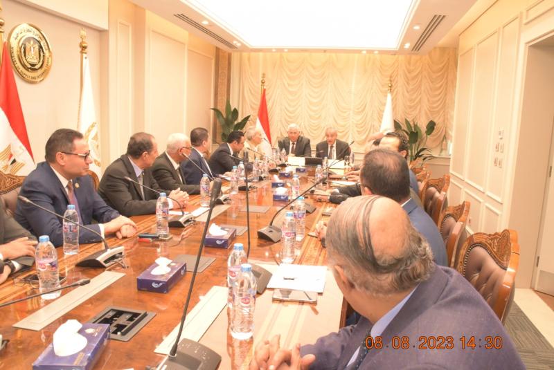 وزير التموين والتجارة الداخلية خلال الاجتماع 