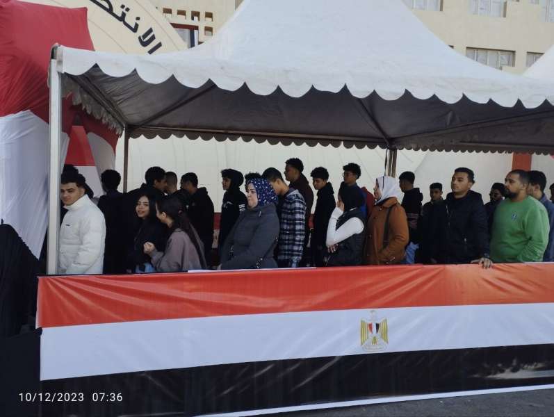 توافد المواطنين للإدلاء بأصواتهم أمام اللجان بالقاهرة
