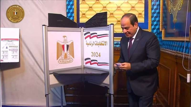 الرئيس المصري عبد الفتاح السيسي يدلى بصوته فى الانتخابات