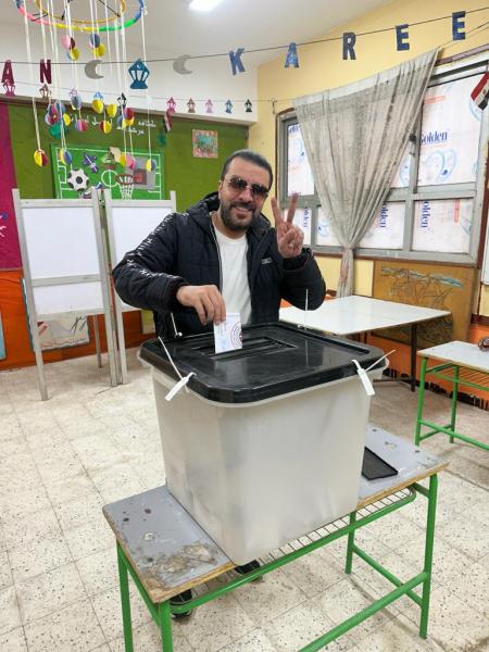 بالصور..الفنان مصطفى كامل يدلى بصوته فى الإنتخابات الرئاسية