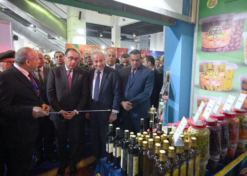رئيس الوزراء ووزير التموين خلال تفقدهم معرض اهلآ رمضان 