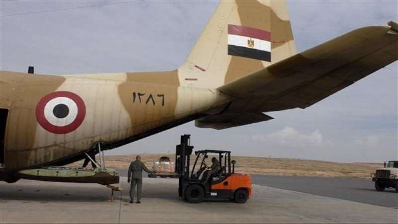القوات الجوية المصرية تسقط المساعدات الإنسانية والإغاثية على شمال قطاع غزة