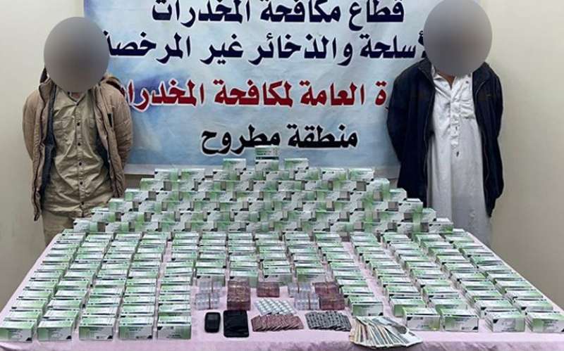القبض على 3 عاطلين بحوزتهما 22 ألف قرص لمخدر التامول بمطروح