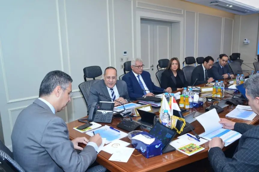 وزير التموين يجتمع بقيادات شركة قها لبحث خطط التوسع وتوفير السلع