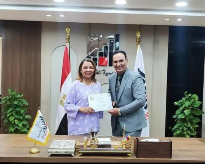 رئيسة أكاديمية الفنون تكرم ”إيهاب صبرى” على بحث” رؤية تطوير النقد الموسيقى الرقمى”