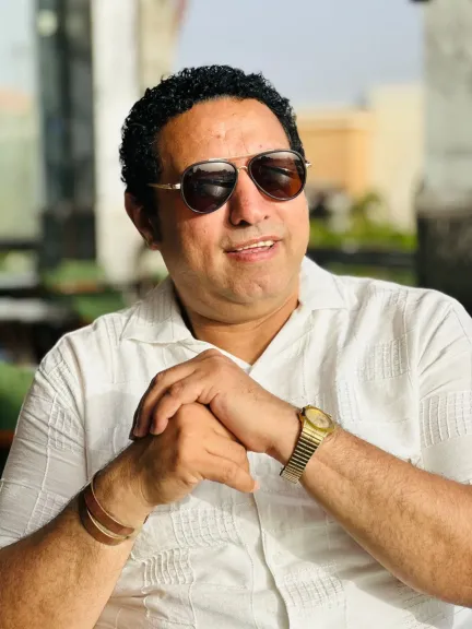 ناصر عبد الحفيظ..يلقى الوضوء على أحدث تجاربه المسرحية ”الست” فى برنامج ”المنصة الثقافية”