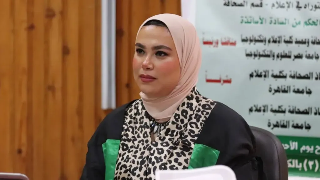 دكتوراه في «إعلام القاهرة» عن «تأثير الفجوة بين الأجيال على استهلاك الأخبار»