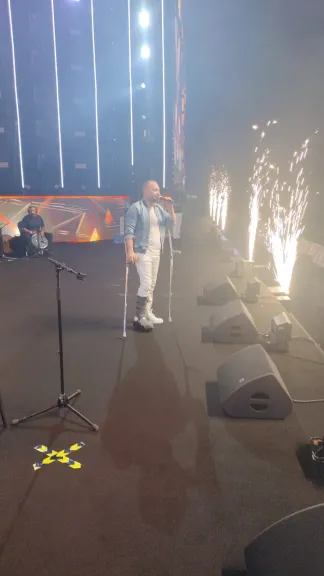 حسام حبيب..يغنى بالعكاز فى أولى حفلاته بالسعودية