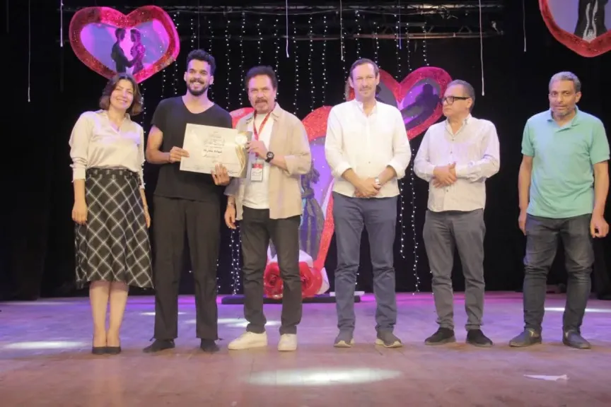 محمد رياض .. يشهد ” هو وهي ” بالعالى للفنون المسرحية
