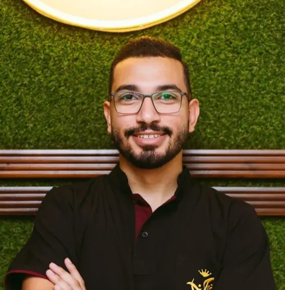 دكتور أيمن الشناوى ..يحذر من مخاطر الصيف على الأسنان