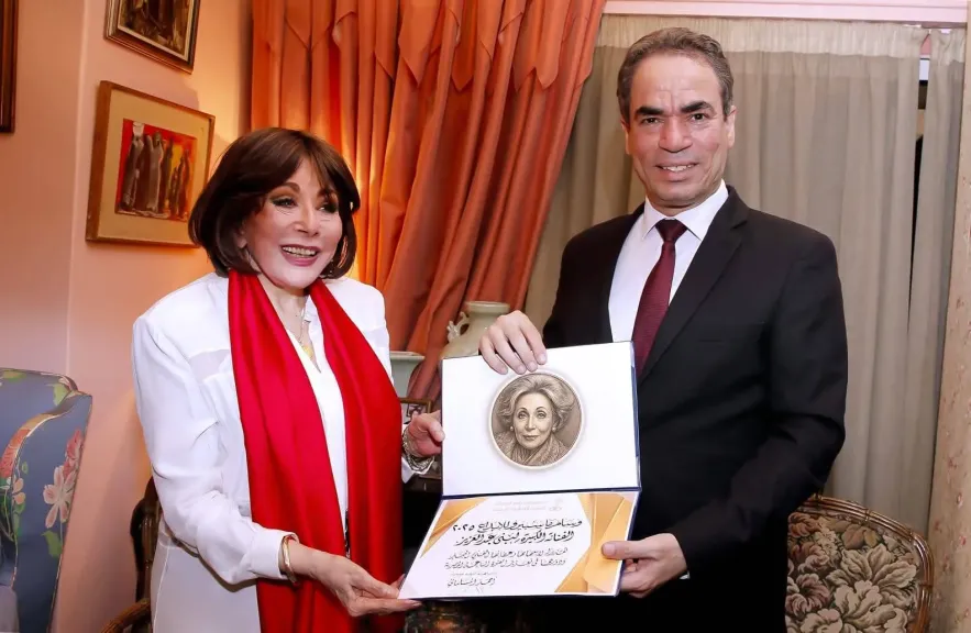 منح وسام ماسبيرو للفنانة الكبيرة ..لبنى عبد العزيز
