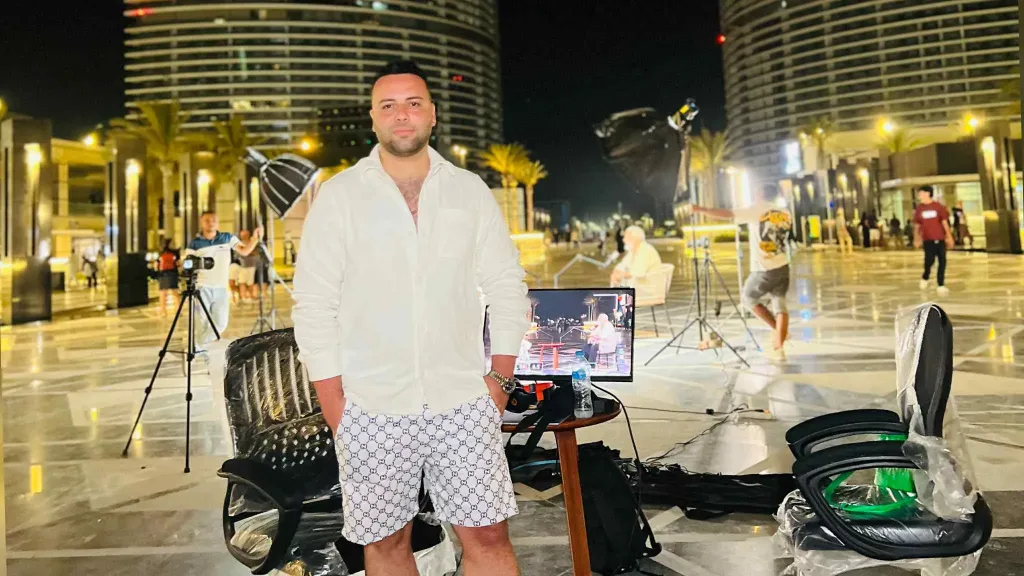 المخرج محمد زكريا..يقدم برنامجين على شاشتي  ” النهار”و” المحور” من قلب ” العلمين الجديدة ”