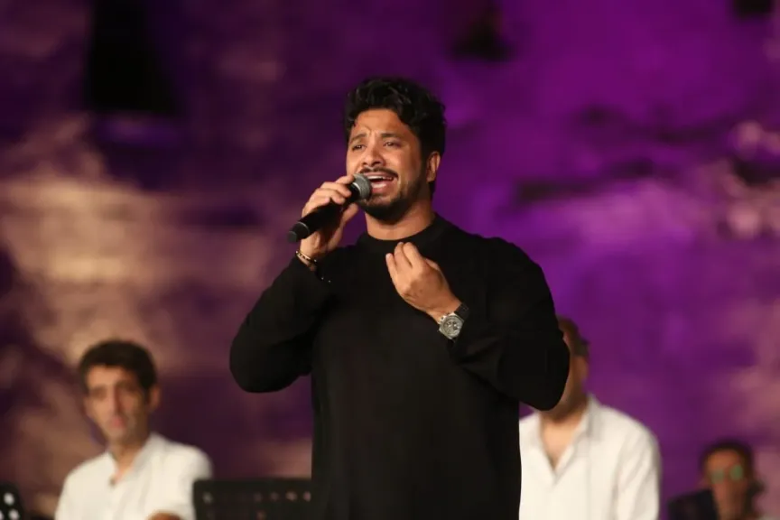 مصطفي حجاج ..يتألق بأجمل الأغاني على مسرح ”المحكى ”