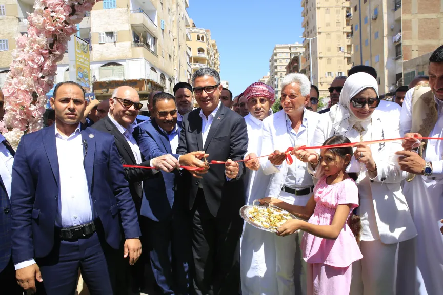 وزير التموين ومحافظ مطروح يفتتحان «السوق اليوم الواحد» و«أهلاً مدارس»