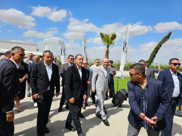 مدبولى ..يفتتح مصنع ”بلو جينز ” التركي في قناة السويس باستثمارات 40 مليون دولار وتوظيف 1000 عامل مصري
