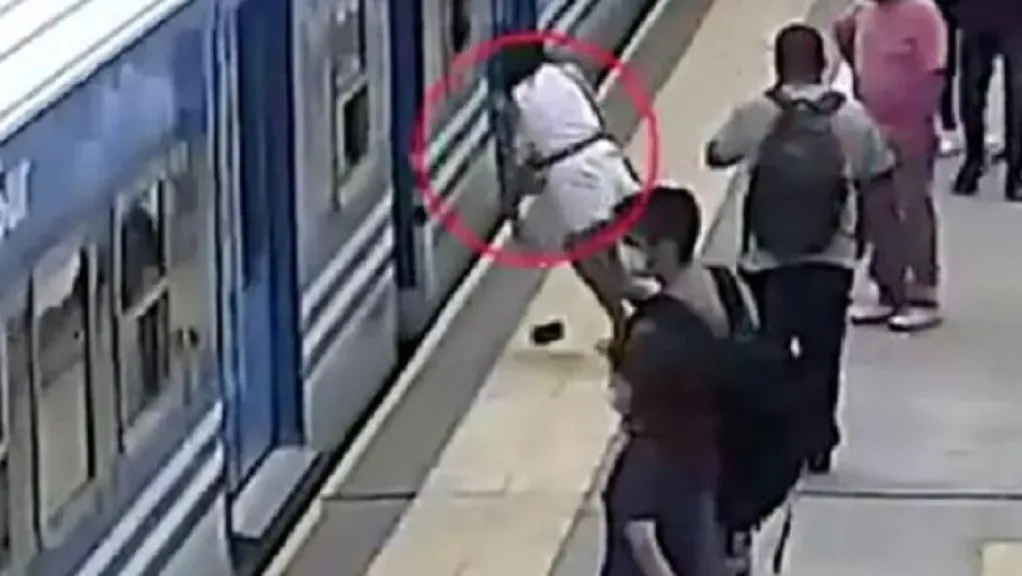 سيدة تتعرض للسقوط من القطار في إسنا بالأقصر.. والنجاة بأعجوبة