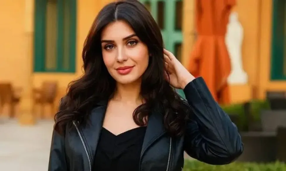 نجم المفاجآت.. من هي سارة بدير التي أشعلت مواقع التواصل بعد زواج رانيا يوسف؟