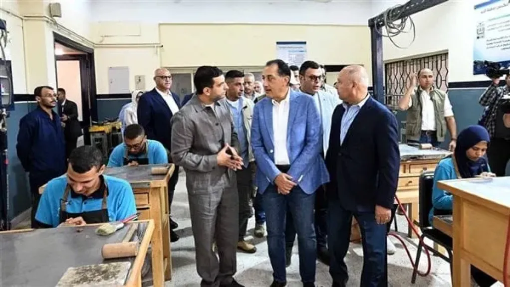 مدبولي يتفقد مدرسة إيجيبت جولد الثانوية للتكنولوجيا التطبيقية المتخصصة في صناعة المجوهرات