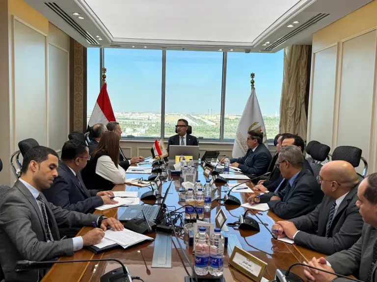 وزير التموين يتابع من غرفة العمليات المركزية استقرار الأسواق وتوافر السلع بعد تطبيق الأسعار الجديدة للمنتجات البترولية