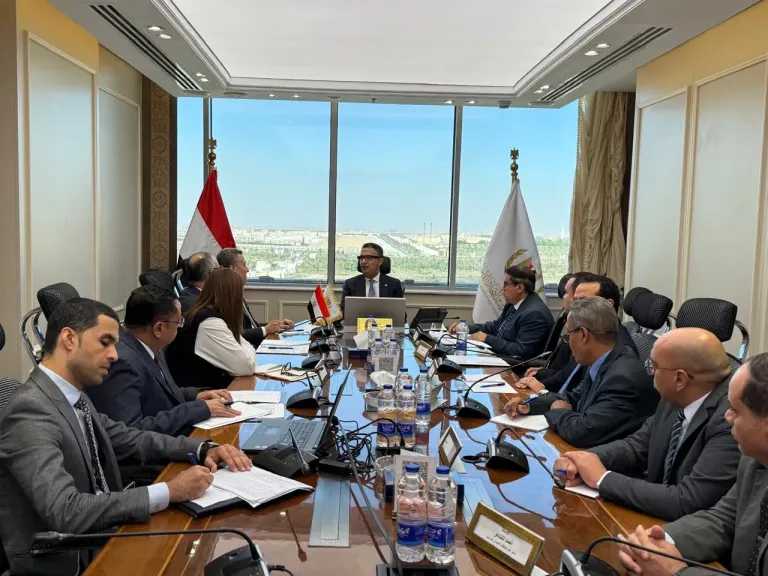 وزير التموين يتابع من غرفة العمليات المركزية استقرار الأسواق وتوافر السلع بعد... وزير التموين يتابع من غرفة العمليات المركزية استقرار الأسواق وتوافر السلع بعد تطبيق الأسعار الجديدة للمنتجات البترولية
