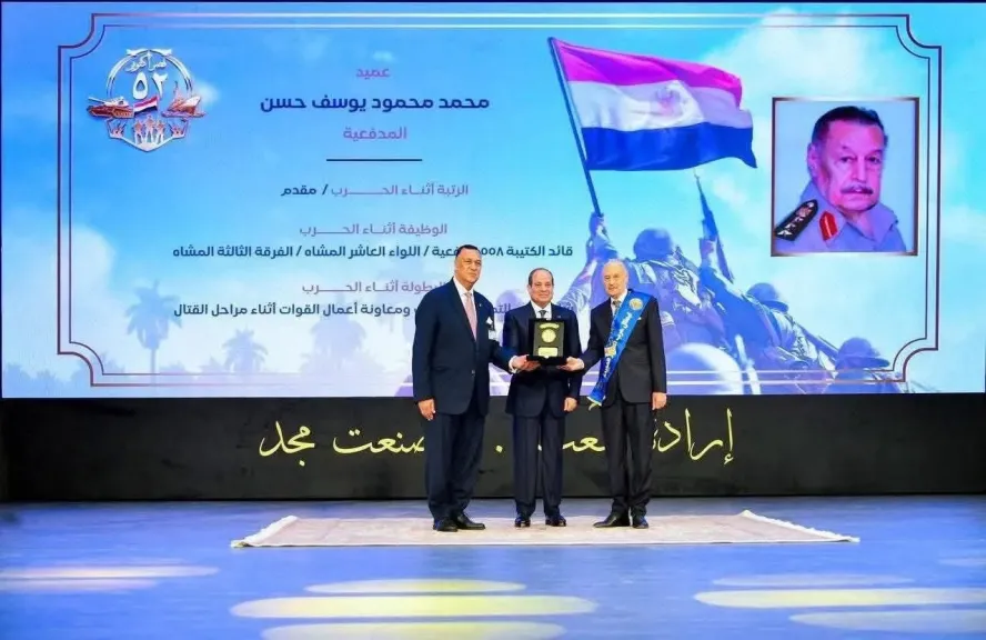 الرئيس السيسي يكرم العميد محمد محمود يوسف خلال احتفالية نصر أكتوبر الـ52 الرئيس السيسي يكرم العميد محمد محمود يوسف خلال احتفالية نصر أكتوبر الـ52
