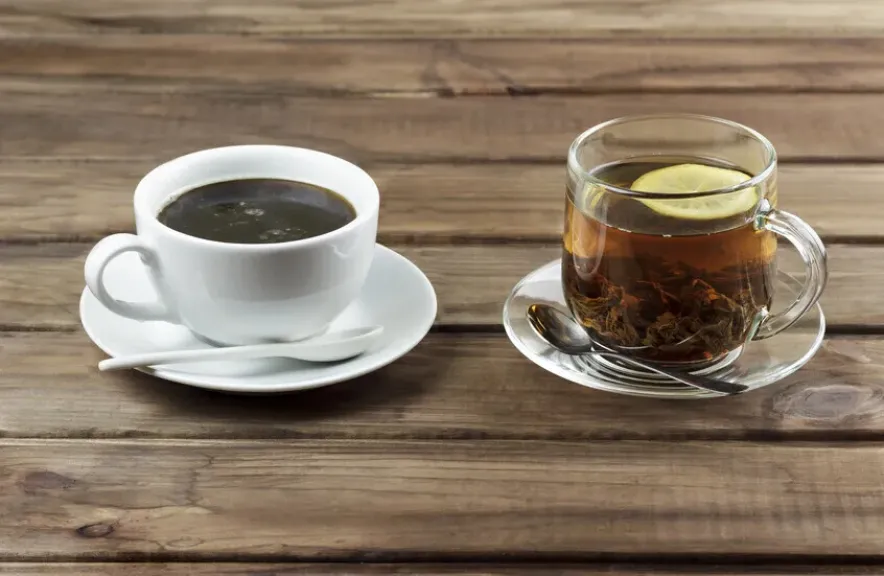 الماتشا أم القهوة.. أي المشروبين أفضل لصحتك؟ الماتشا أم القهوة.. أي المشروبين أفضل لصحتك؟