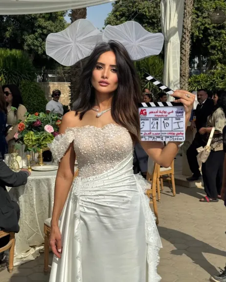 زينة ..ته،ب من حفل زفافها وتبدأ رحلة مليئة بالتقلبات فى ”ورد وشيكولاته”