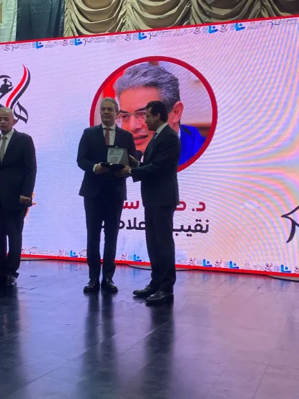 وزارة الشباب والرياضة تكرم نقيب الإعلاميين لدوره البارز في معركة الوعي ودعم... وزارة الشباب والرياضة تكرم نقيب الإعلاميين لدوره البارز في معركة الوعي ودعم الشباب