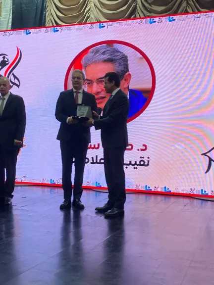 وزارة الشباب والرياضة تكرم نقيب الإعلاميين لدوره البارز في معركة الوعي ودعم الشباب