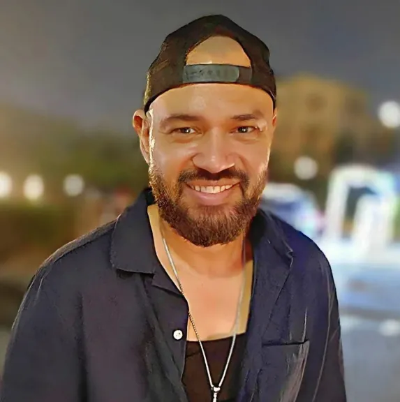 الشاعر خالد تاج الدين..يعيش نشاط غنائي آخرهم ” هيثم شاكر ”و”الليثى”