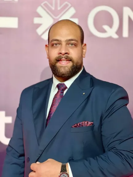 المخرج مؤمن وائل.. العلامة التجارية للأعمال الرمضانية يسطع في AUC ويؤكد مكانته ببصمة إخراجية مميزة