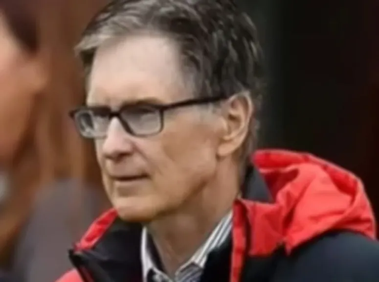 جون هنري..يهاجم قرار ”سلوت” بإبقاء ” صلاح” على الدكة ويصفه ب ”غير المقبول”