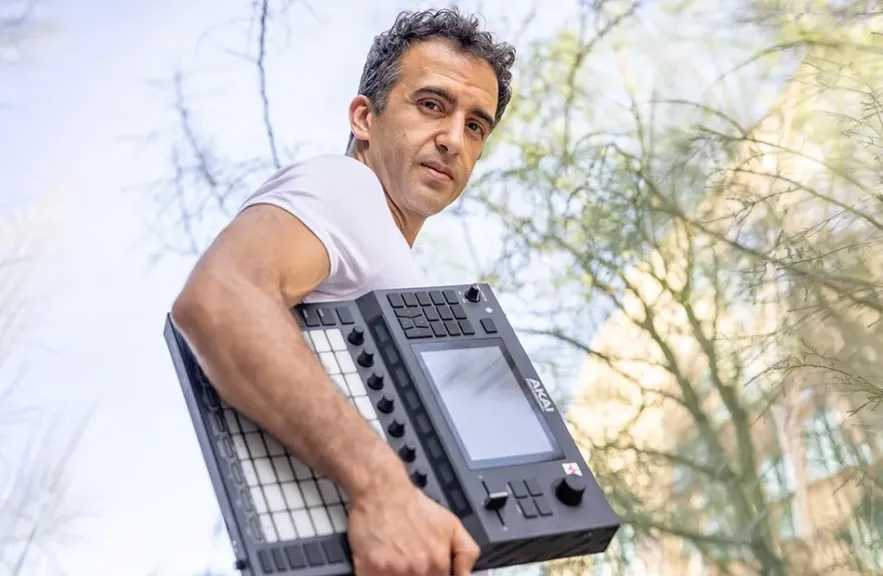 الموسيقار على فتح الله..يبدأ مشروعه الفنى الجديد ب ” مبتكلمش ”