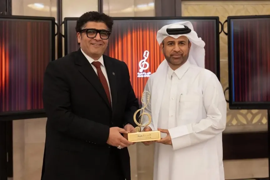 رئيس الأوبرا..يتسلم درع تكريم مهرجان الأوبرا العربية الأول بالدوحة