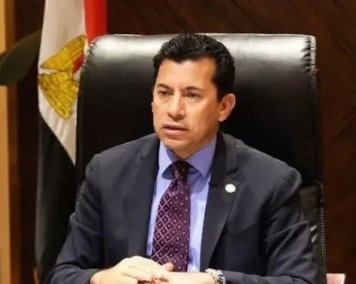 وزير الرياضة يطمئن هاتفيا على الكابتن ” حسن شحاته”