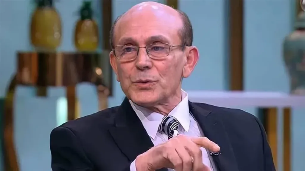 سائق محمد صبحى يتركه أمام دار الأوبرا..والفنان القدير يواجه تدافع الجمهور رغم حالته الصحية