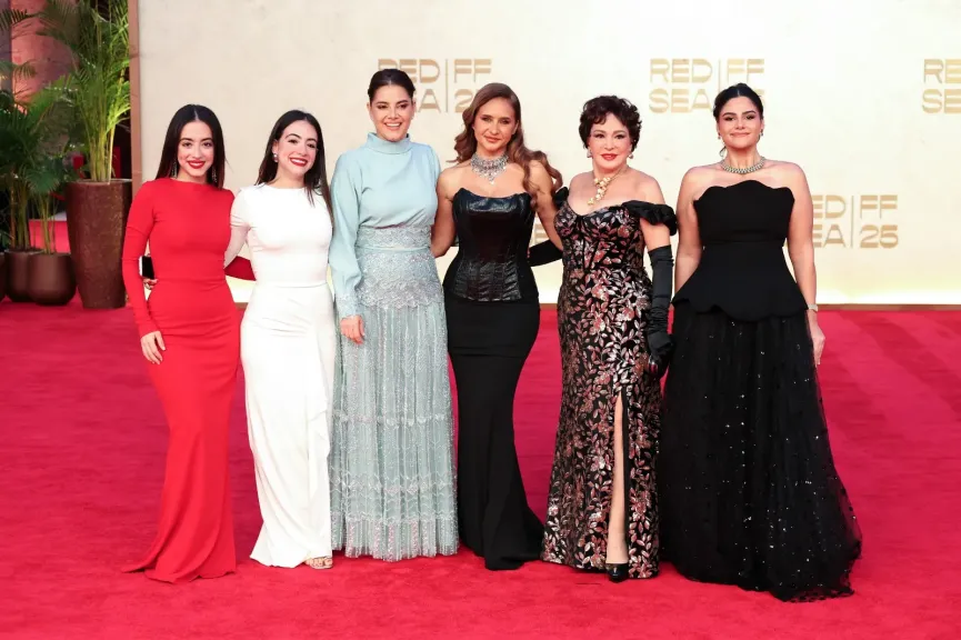 فريق ”جوازة ولا جنازة ” يحتفل بعرضه الأول  بحضور.. لبلبة ونيللي كريم