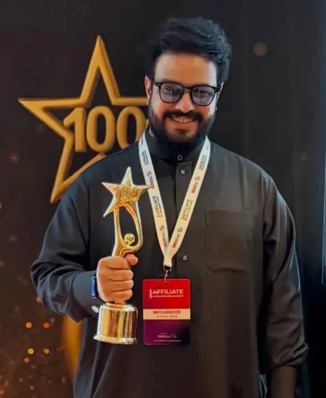 معتصم حسين يتسلّم جائزة “أفضل 100 مؤثّر حول العالم”