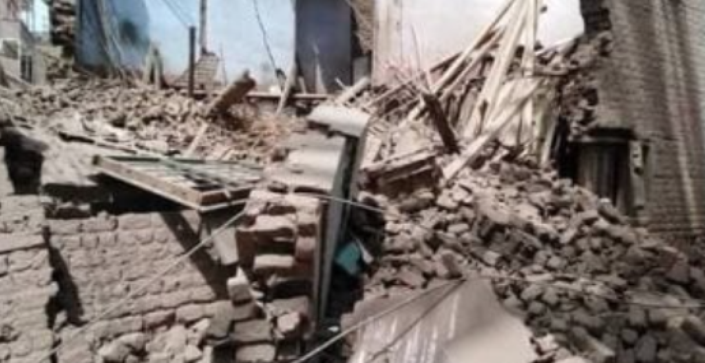 مأساة في الأقصر: انهيار منزل بالطوب اللبن يودي بحياة سيدة وطفلين