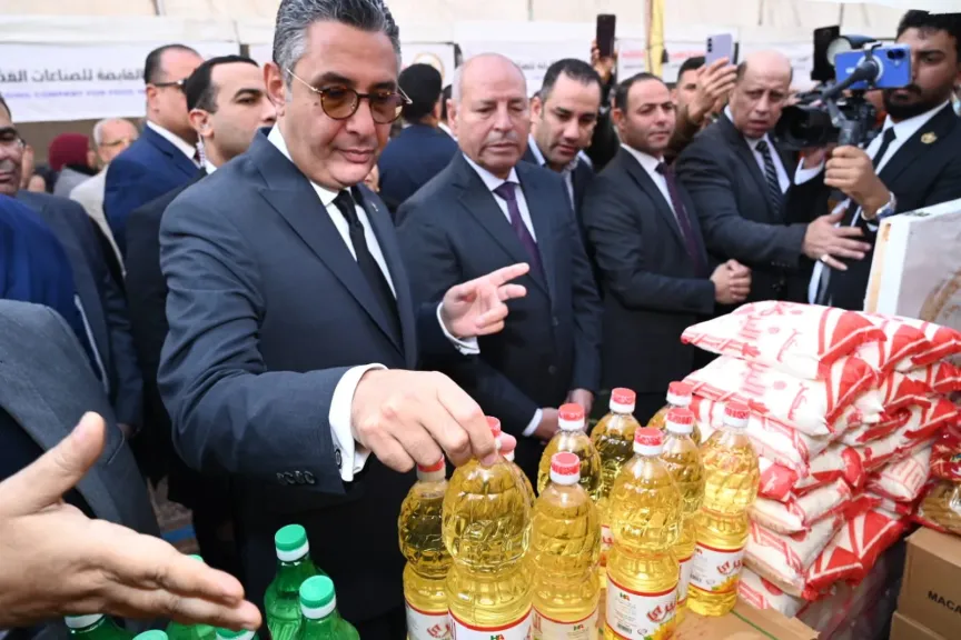 وزير التموين ومحافظ القاهرة يفتتحان سوق ”اليوم الواحد” بالمرج لتوفير السلع بأسعار مخفضة للمواطنين