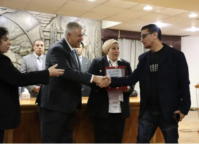 تكريم الكاتب الصحفي طارق مرسى..فى مؤتمر ”تعليم بلا حدود ” بنقابة الصحفيين