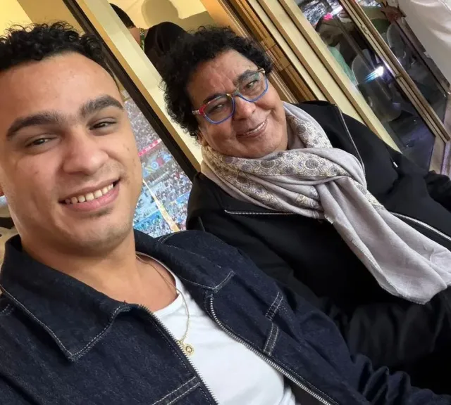 من المدرجات..”مصطفى حدوتة” يحتفل بنجاح الأغنية الرسمية لبطولة كأس العرب مع ” محمد منير”