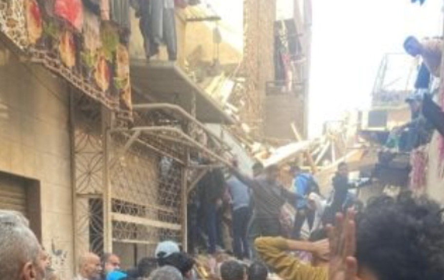 فرق الإنقاذ تواصل البحث عن مصابين بعد انهيار عقار 4 طوابق في إمبابة