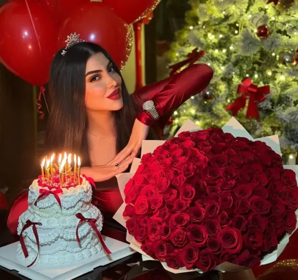 بالورود والبالونات..دعاء صلاح تشارك متابعيها أجواء الكريسماس