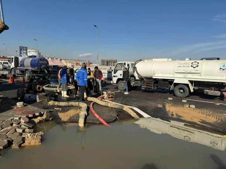 كسر بخط صرف صحي كبير بالتسعين الجنوبى..ولا تأثير على مياه الشرب بالقاهرة الجديدة