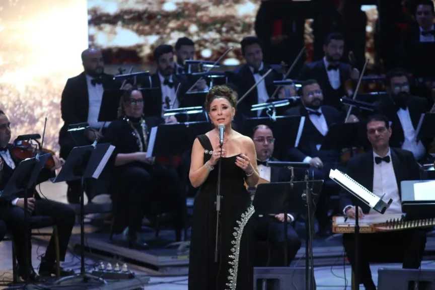 أنوشكا..تمزج دفء الخيال بأناقة المشاعر على المسرح الكبير