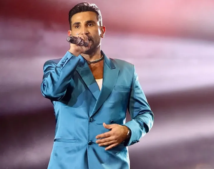 بإطلالة مختلفة..أحمد سعد يتألق بحفل أسطورى فى الشارقة