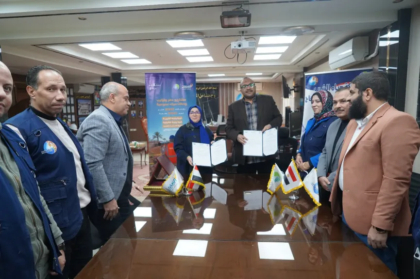 مياه الشرب بسوهاج توقع بروتوكول تعاون مع مؤسسة ”الزهراوان للتنمية المستدامة” لتجديد خطوط مجلس قروى ادفا يستفيد منه 2700 أسرة بقيمة 24.3 مليون جنيه