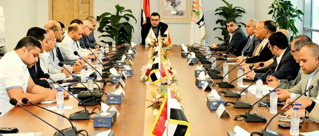 فضيحة في مكتب وزير الإسكان.. تفاصيل صفقة مشبوهة بين سيدة أعمال ومسؤولين كبار